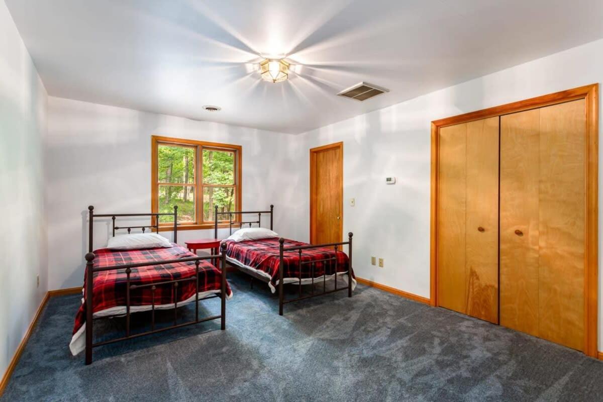 Huge Cabin W Hot Tub, Deck, Grill, Fire Pit, Wifi بيركلي سبرينغز المظهر الخارجي الصورة